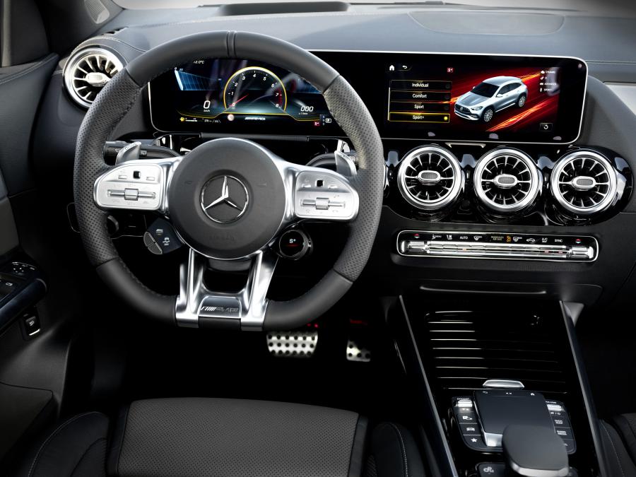 Панель приборов Mercedes-AMG GLA35 4Matic (H247) 2020 года  (WW) (фото 25 из 48)